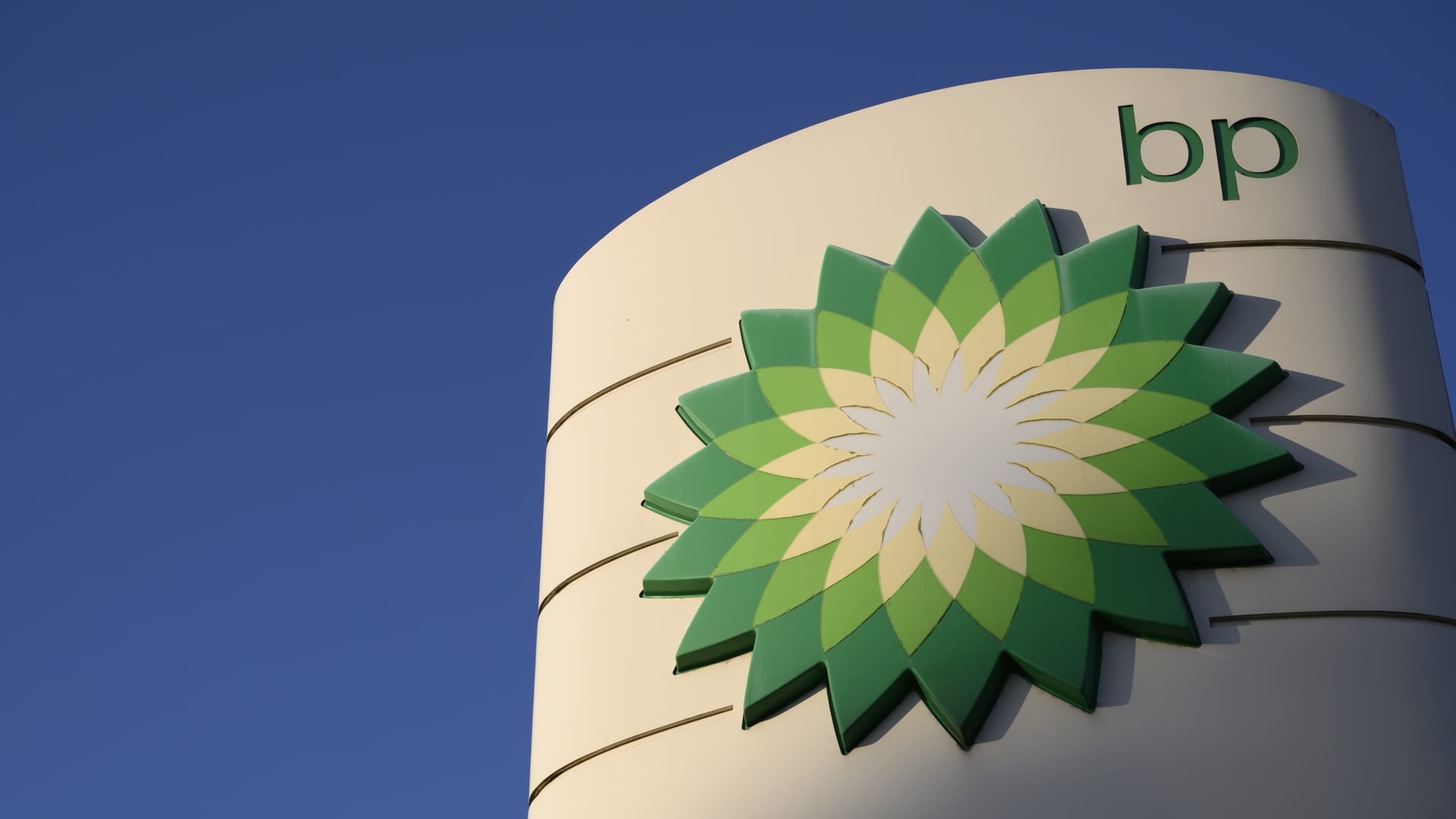 Oil giant BP quietly steps out of the takeover spotlight