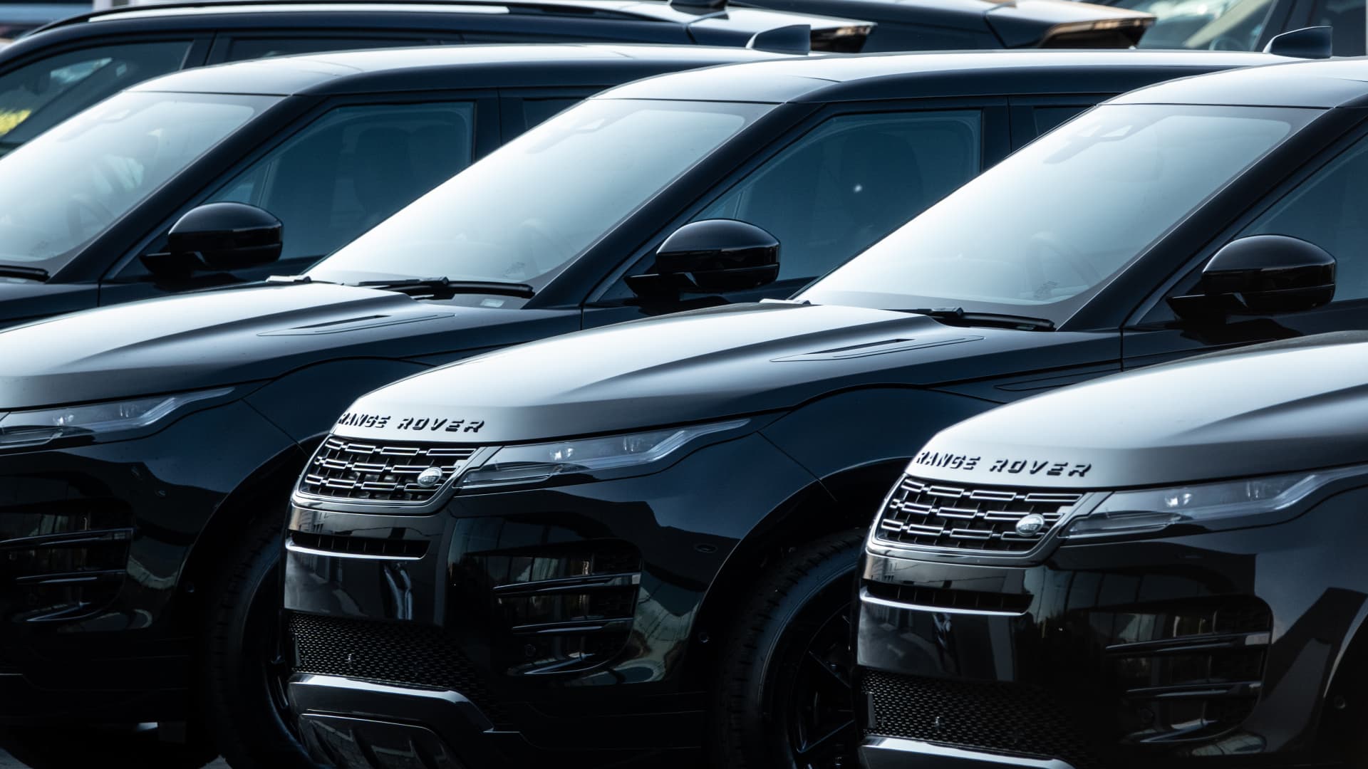 Britain pledges $2 billion loan guarantee for Jaguar Land Rover