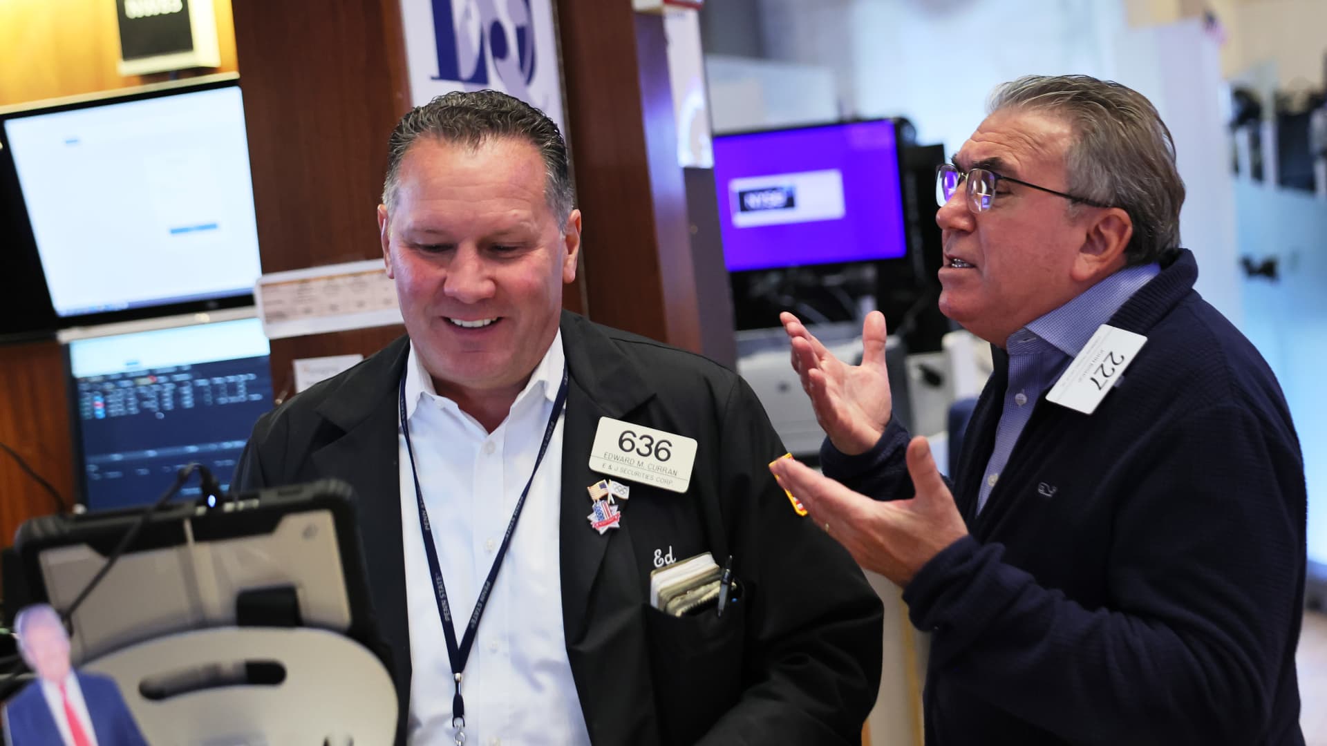 U.S. tech shares pull back amid growing AI bubble worries