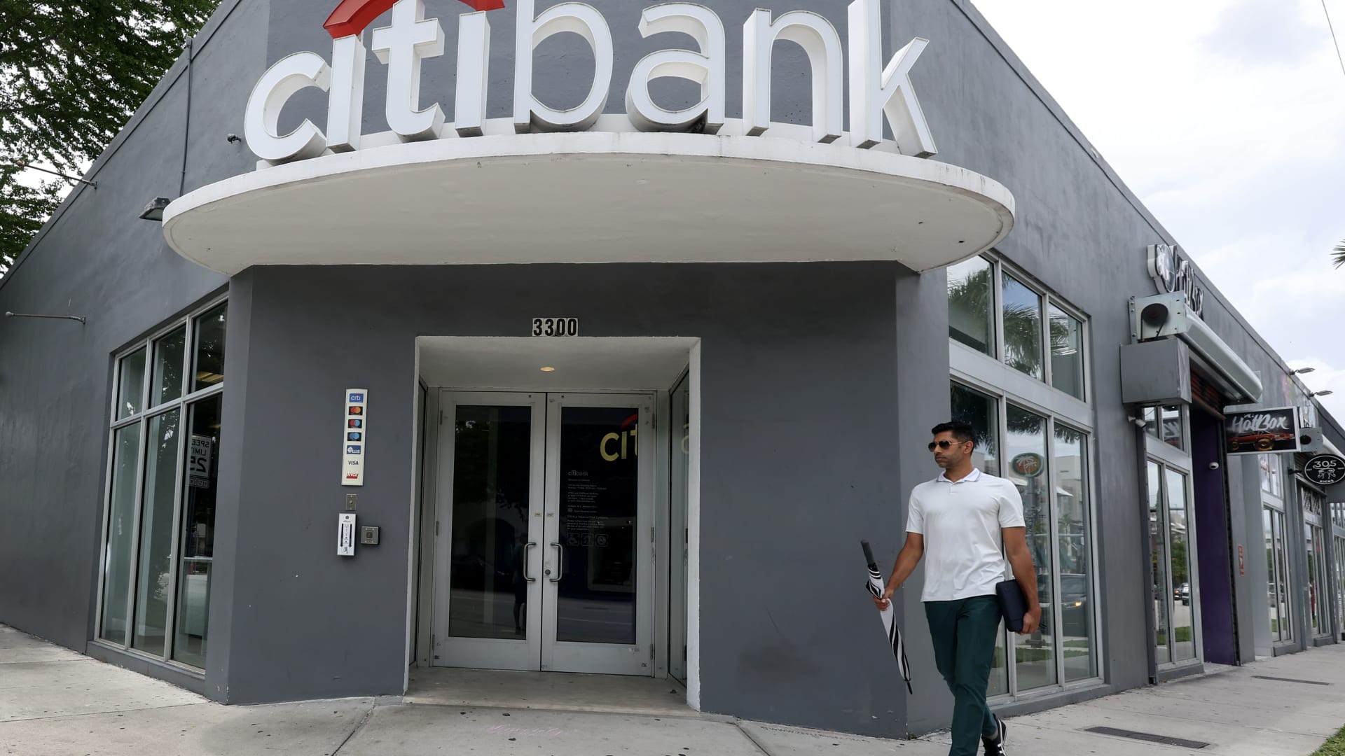 Bank stocks could benefit from Fed rate cuts. These dividend-payers are Wall Street’s favorites