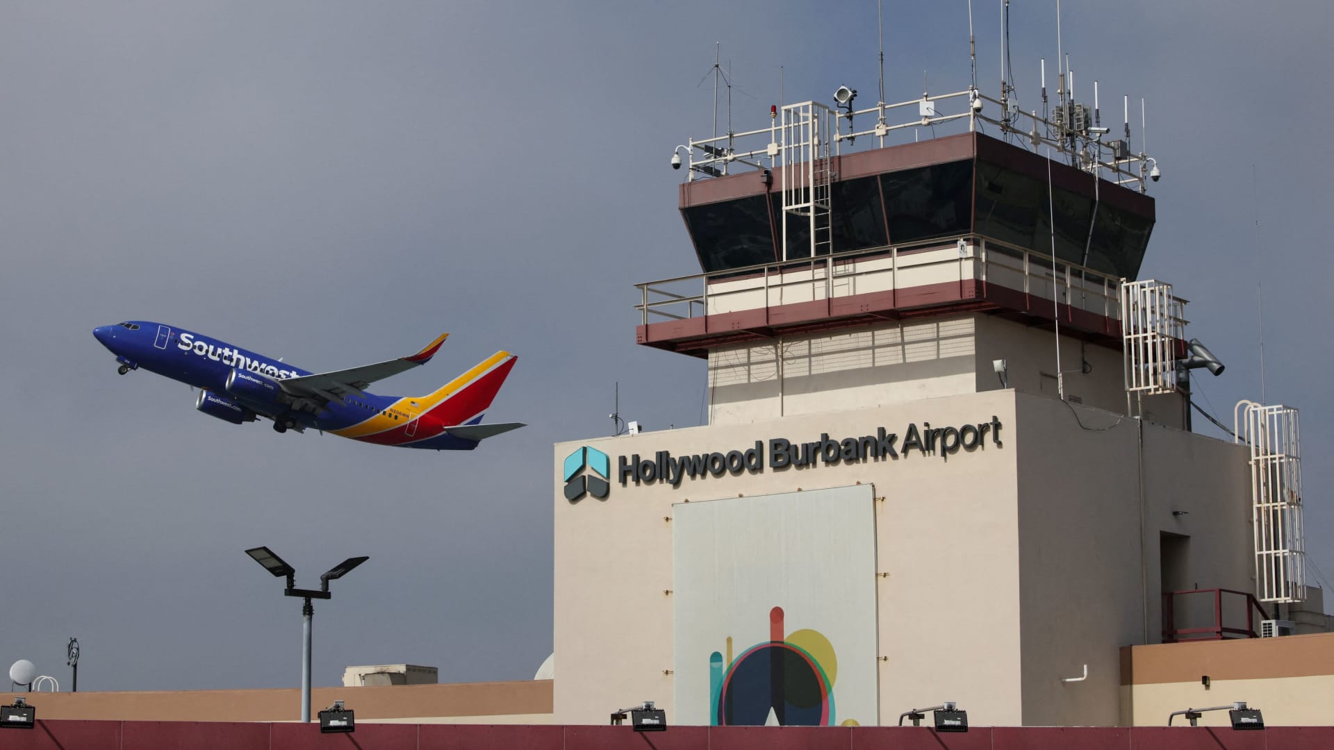 U.S. air traffic control staffing hit for second day, delaying flights