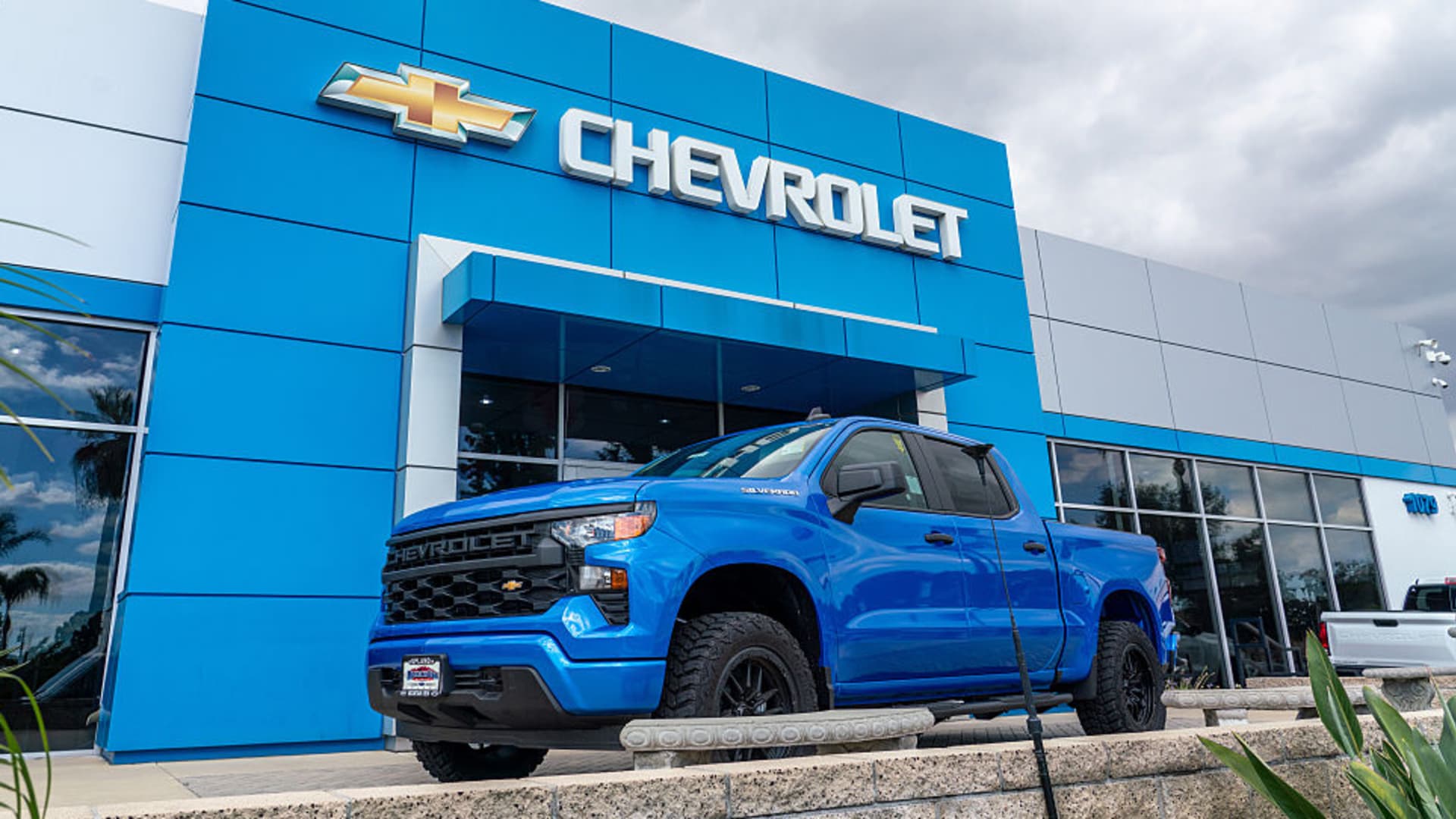 GM overbought, AT&T oversold after active week of trading off earnings