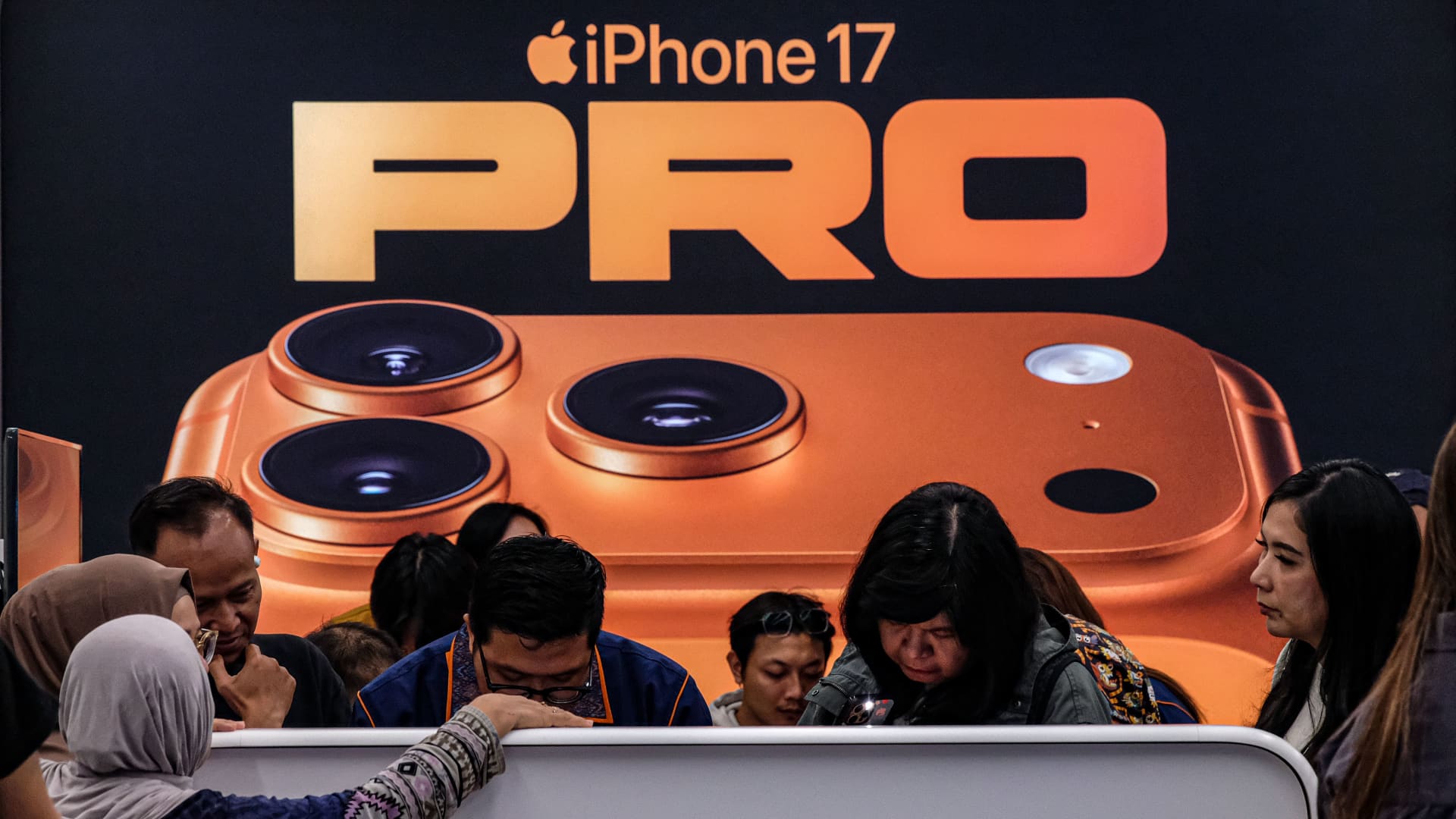 Bank of America raises Apple price target