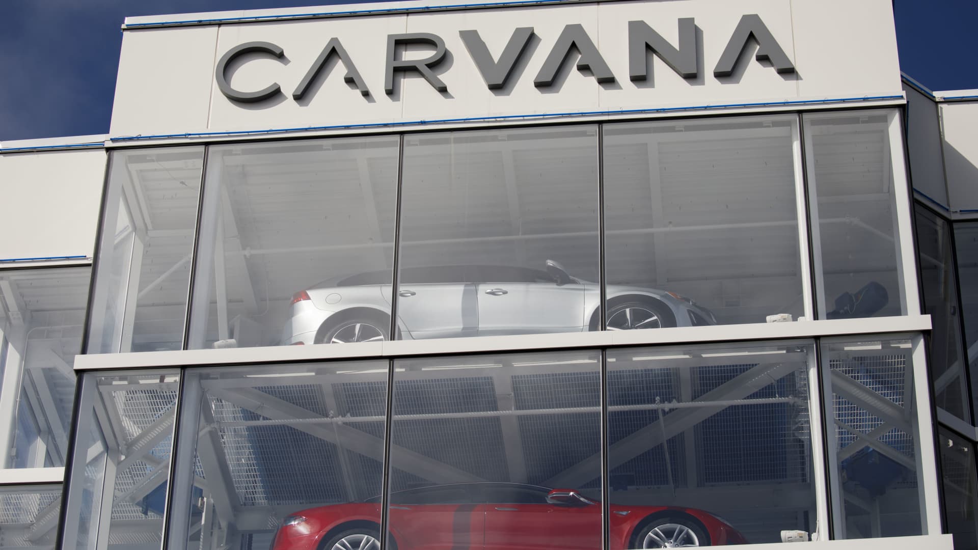 Carvana shares have no room for error. How to make money if they start falling
