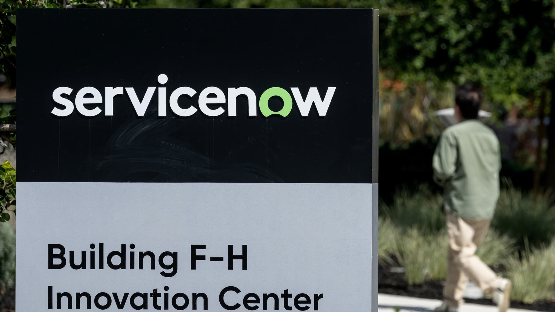 Cramer is not willing to bet against ServiceNow after KeyBanc’s sell call