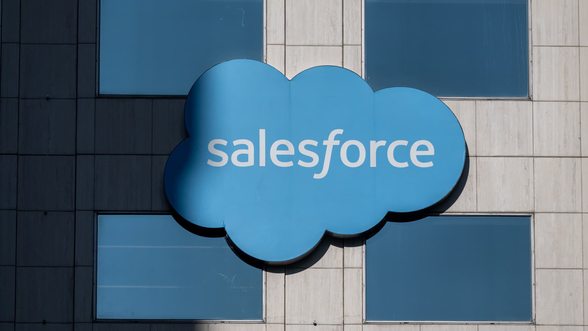 Salesforce earnings are doing little to break stock out of slump. Some major analysts think a big AI rally is ahead